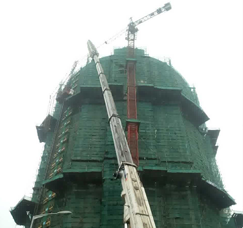 林口吊车在工地上作业